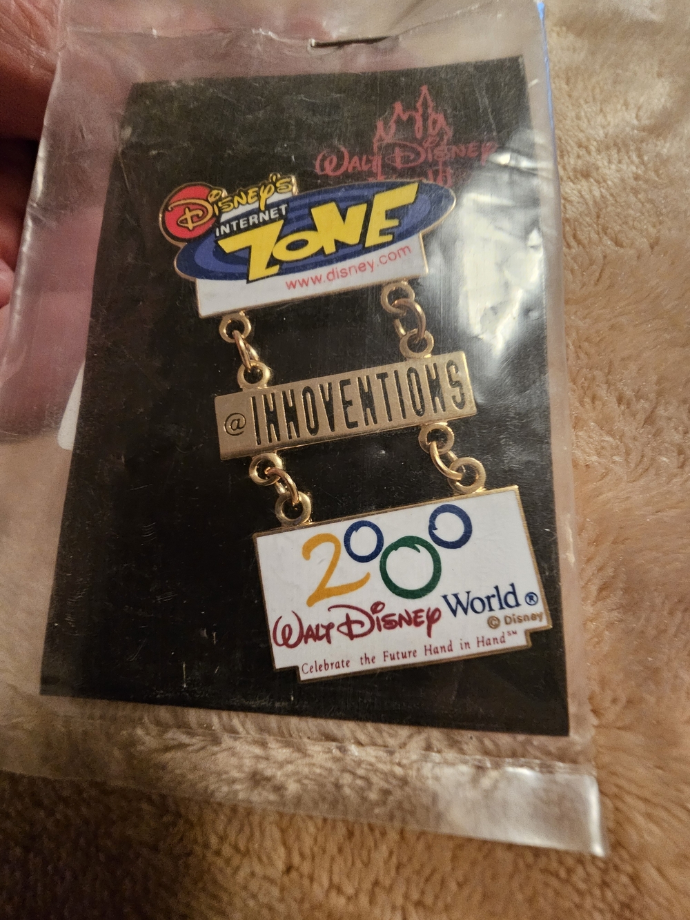 Disney Gold-Tone INNOVENTIONS 2000 Walt Disney World Logo Pin 💜
